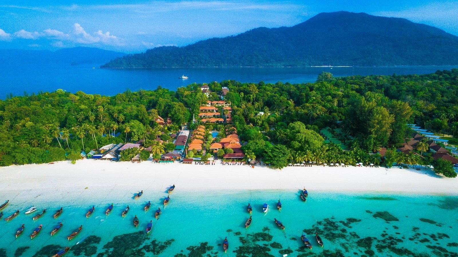 Expedición Tailandia 11 Vista aérea de Pattaya Beach, en Koh Lipe, con barcas longtail