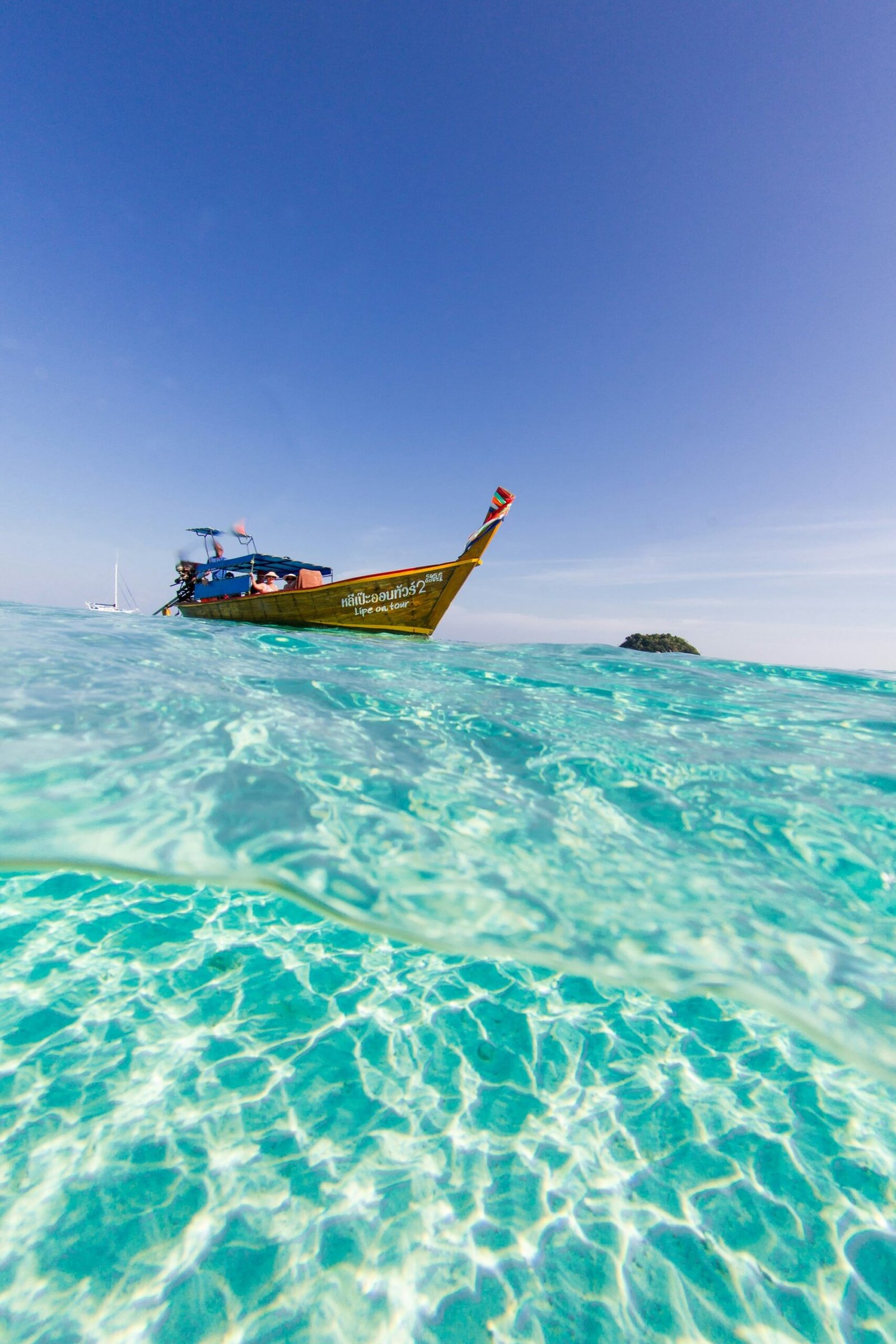 Expedición Tailandia 4 Barca longtail sobre el agua turquesa de Koh Lipe